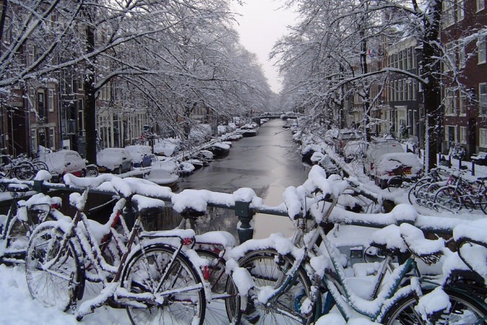 Top 10: Hol a legdrágább a benzin? 8 | Vezess 3. Hollandia - 516 Ft/liter. A jólét és a megállapodottság országában alig olcsóbb tankolni, mint a napfényes Itáliában. Nem véletlenül járnak tömegek biciklivel