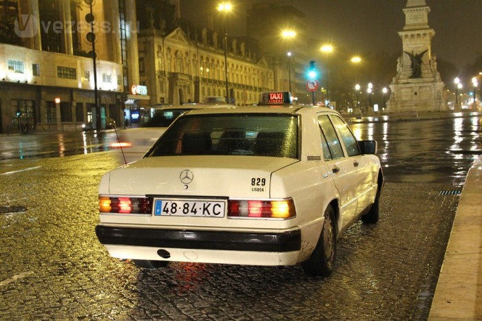 Top 10: Hol a legdrágább a benzin? 9 | Vezess 4. Portugália - 508 Ft/liter. Területe (92 212 km) és lakosságszáma (10,6 millió fő) alapján Portugália hasonlít legjobban hazánkra. Az állam keményen megadóztatja az üzemanyagot, úgy fest, a parafaexport nem hoz elég pénzt