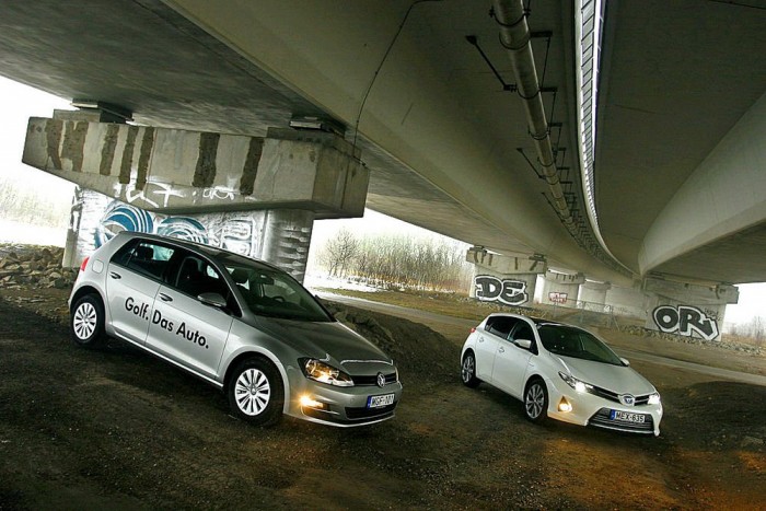 A klasszikus értelemben kitűnő német dízel és a jövő felé kacsintó fiatalos japán hibrid, olyan különböző technikára épül, hogy balgaság lenne végleges sorrendet hirdetni.

	
