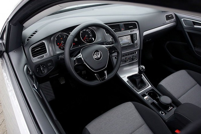 Vakkapcsolók tömegét kínálja a Golf 6.6 millióért. Viszont ezen extrák nagy része nem is hiányzik, a minőség, és az ergonómia így is etalonnak számít