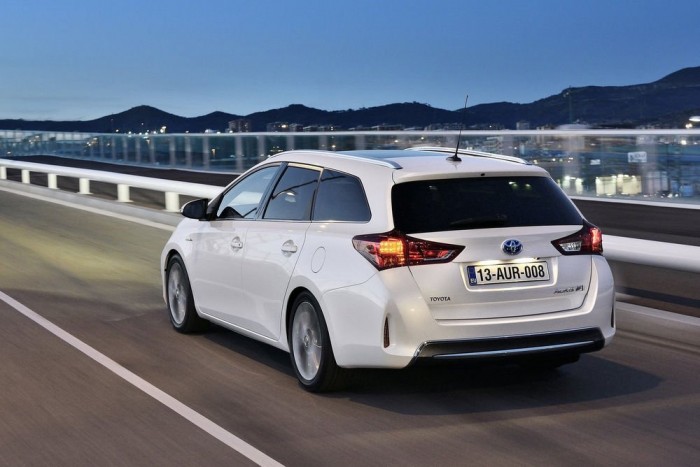 A krómmal tupírozott fekete betét határozottan sportossá teszi a lökhárító megjelenését. 