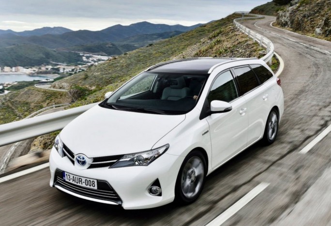 Megmaradt az Auris alapmodell érdekes, sportos orrkialakítása.