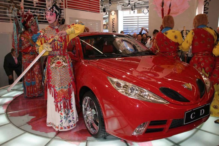 2005-ben a kínai cirkuszművészek parádéztak a Frankfurti Autókiállítás Chery-standján