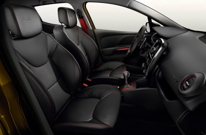 Masszív sportülések, piros-fekete színvilág