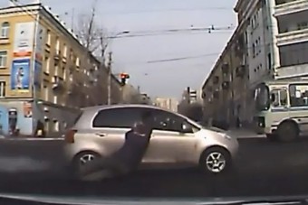 Száguldó autó vonszolt egy férfit