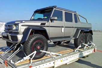 Százlábú Mercedes, hibbant milliomosoknak