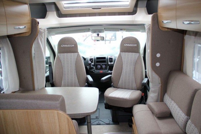 Üdülés lakóautóval – gurulj és láss! 10 | Vezess A beforgatható ülésekkel hat ember kényelmesen körülülheti az asztalt