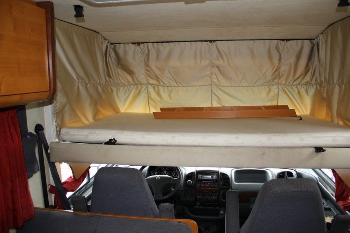 Üdülés lakóautóval – gurulj és láss! 12 | Vezess A vezetőülés fölé engedhető le az ágy