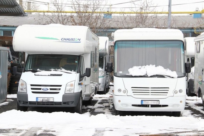 Üdülés lakóautóval – gurulj és láss! 2 Az alkóvos autók (balra) olcsóbbak, az integráltak (jobbra) komfortosabbak, hiszen nem egy furgon átalakításával készülnek, hanem a csupasz alvázra építik őket, eleve lakóautónak