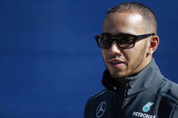Hamilton Suzukival verte Vettelt