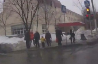 Életveszélyt okozott a sárgán átcsúszó autós