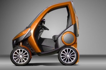 Parkolás felhúzott térdekkel