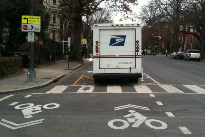 A Postára nem vonatkozik a KRESZ 3 | Vezess Forgalommal szemben, a buszsávon: tényleg törvény fölött állhatnak