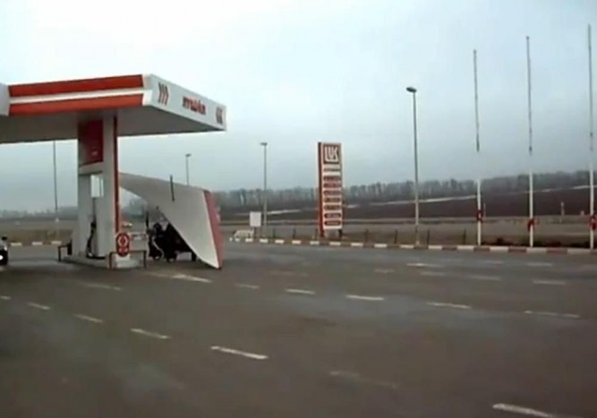 Elképesztő! – Benzinkúton tankolt a repülő