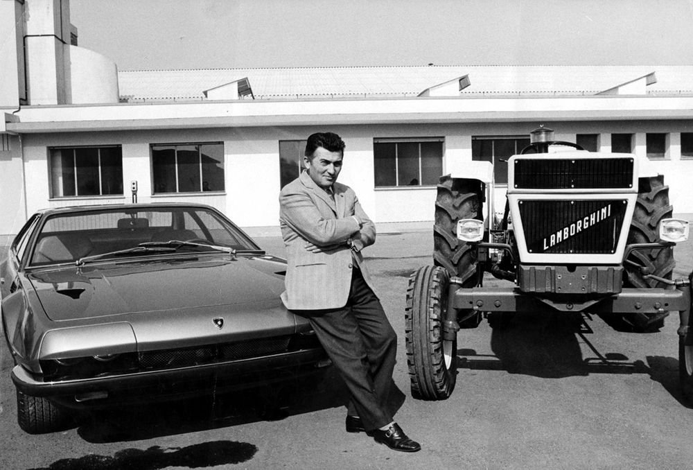 Ferruccio Lamborghini komolyan vette hobbiját. Mivel senki sem tudott a saját szájízének való GT autót építeni, így inkább saját gyárat alapított, aminek épp idén ötven éve