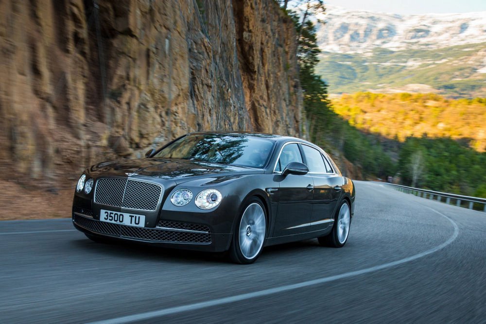 625 lóerő, 800 Nm, 322 km/óra a Flying Spur gyorsmérlege. Mellesleg luxusautóként és mobil szórakoztató egységként is páratlan.