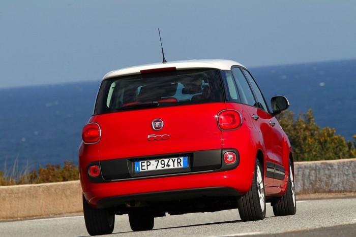 Piros autó fehér tetővel. Minis a fényezés és hátulról erősen emlékeztet is a konkurens modellre a Fiat 500L 