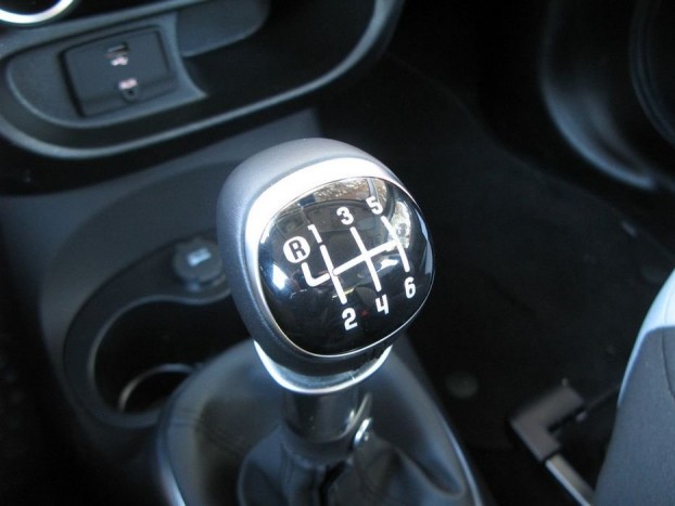 Hatfokozatú sebességváltó jár mindkét motorhoz - de nem ugyanaz! A dízelnél az egyes, a benzinesnél a hatodik fokozat mellett a hátramenet