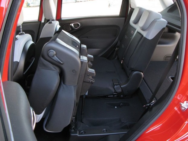 De akár az egész ülés is előre borítható. Kivenni viszont nem lehet