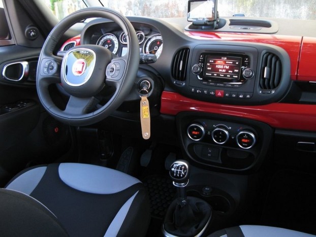 Fiatalos és hangulatos a műszerfal, így hiába kemény minden műanyag, mégsem rideg, hanem barátságos az össz hatás