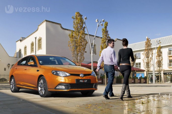 Kinek kell egy életveszélyes autó? 3 3. MG MG6 - 774 db (Összpiac 3. VW Polo, 303 323 db) Szintén négycsillagosra törte az Euro NCAP az MG MG6-ost, amely a Rover 75 távoli rokona. Az ötajtósból vagy a négyajtósból idén több kelhet el Nagy-Britanniában, mert megjött belőle a dízelmotoros. A dobogóhoz elég volt az 1,8-as turbós benzines is