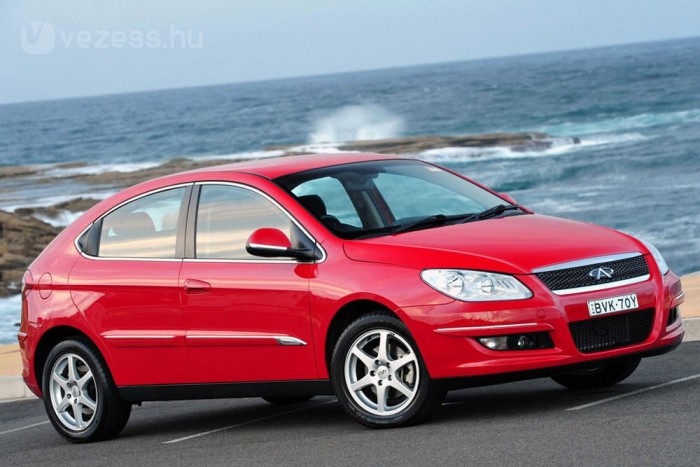 Kinek kell egy életveszélyes autó? 4 4. Chery A3 - 383 db (Összpiac 4. Opel/Vauxhall Corsa, 281 671 db) Kompakt autó, a korábbi Mitsubishik és Mazdák gömbölyű vonalaival, amely lépcsőshátúként is létezik. Oldala az első Leont idézi, de nemrég még elment volna koreai autónak is
