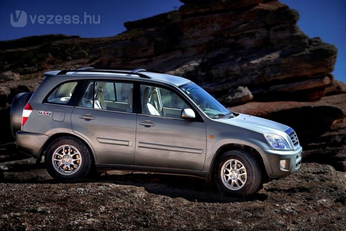 Kinek kell egy életveszélyes autó? 5 5. Chery Tiggo - 372 db (Összpiac 5. Ford Focus, 259 380 db) Bizonyára pompás szabadidő-autó, csak nem túl eredeti. Orrát a CR-V-től lopták, a fara kiköpött RAV4