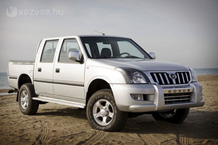 Kinek kell egy életveszélyes autó? 7 7. Gonow GA200 - 99 db (Összpiac 7. Opel/Vauxhall Astra, 249 407 db) Autentikus koppintás ez is, itt a Land Cruiser orrát vették alapul a kínai mesterek, mögötte a karosszéria az L200-ast idézi. Kétliteres benzinese tényleg Mitsubishi-eredetű és 124 lóerős. Olaszországi alapára 15 940 euró - 4,6 millió Ft - kapcsolható négykerék-hajtással. Felárért autógázszettel mérsékelhetőek az üzemanyagköltségek