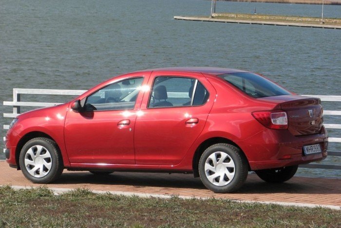 Az óriási csomagtartó sem torzítja el a kis szedán arányait