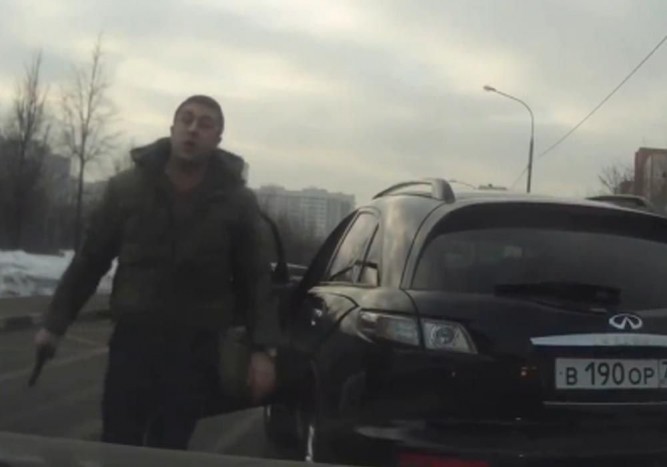 Kabaréba illő jelenet, fegyveres autóssal