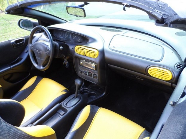 A világ legrondább sportkocsija 11 | Vezess Az anyagminőség: az ablakkeret jobbra fent kissé vedlik, a sárga műanyag idomok NDK-s műanyag konyhai eszközökre emlékeztetnek