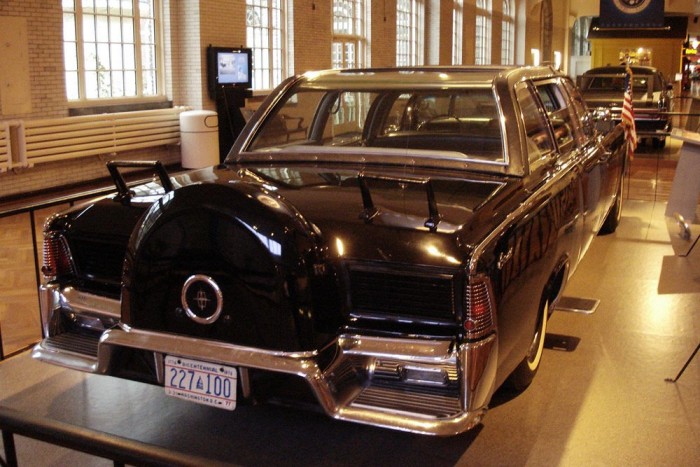 ...amelynek számos, nem látható biztonsági felszereltsége mellett érdekessége a testőrök lábtartója, és kapaszkodója 