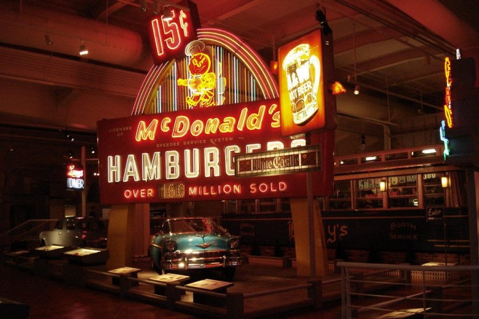 Az '50-es éveket idéző mekis hangulatkép, elöl pedig a korszak egyik járgánya, a Bel Air