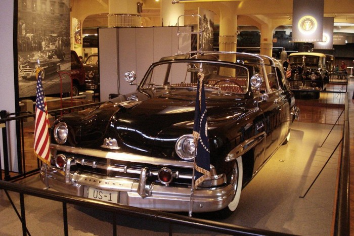 Időrendben sorjáznak az elnöki limuzinok az egyik folyosó mentén. Ennél nagyobb tekintélye egyetlen rendszámnak sincs