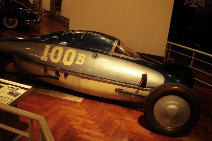 A képen egy II. világháborús bombázó repülőgép külső tankja látható. Pontosabban egy abból, a '40-es évek második felében készült versenyautó