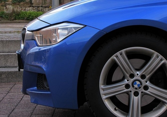 Szinte teljesen függőleges az orra, a cápaságra még csak rájátszik például az előre döntött lamellákkal