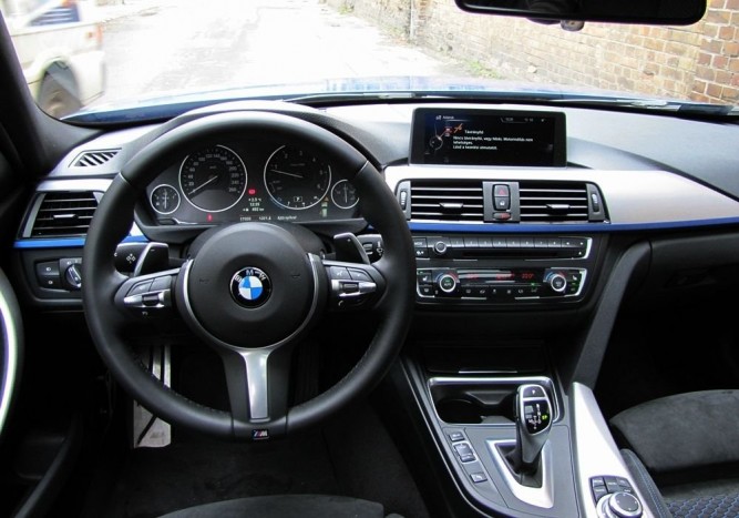 Újra inkább vezetőközpontú autó a 3-as BMW. Imádtuk a vastag karimájú M-es kormányt és a nyolcsebességes ZF automata váltót