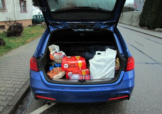 Börze és bevásárlás után. Modellautóból és sörből természetesen akármennyit elnyel