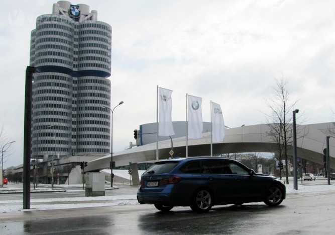 Bömbi otthon van ezen a környéken, a háttérben a BMW Négyhenger-tornya és a múzeum időszaki kiállításainak helyet adó Csésze