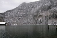 Schönau am Königsee télen is gyönyörű, ilyenkor a kezdő síelőknek ajánlott, de tavasszal és ősszel jókat lehet kirándulni és hajózni itt