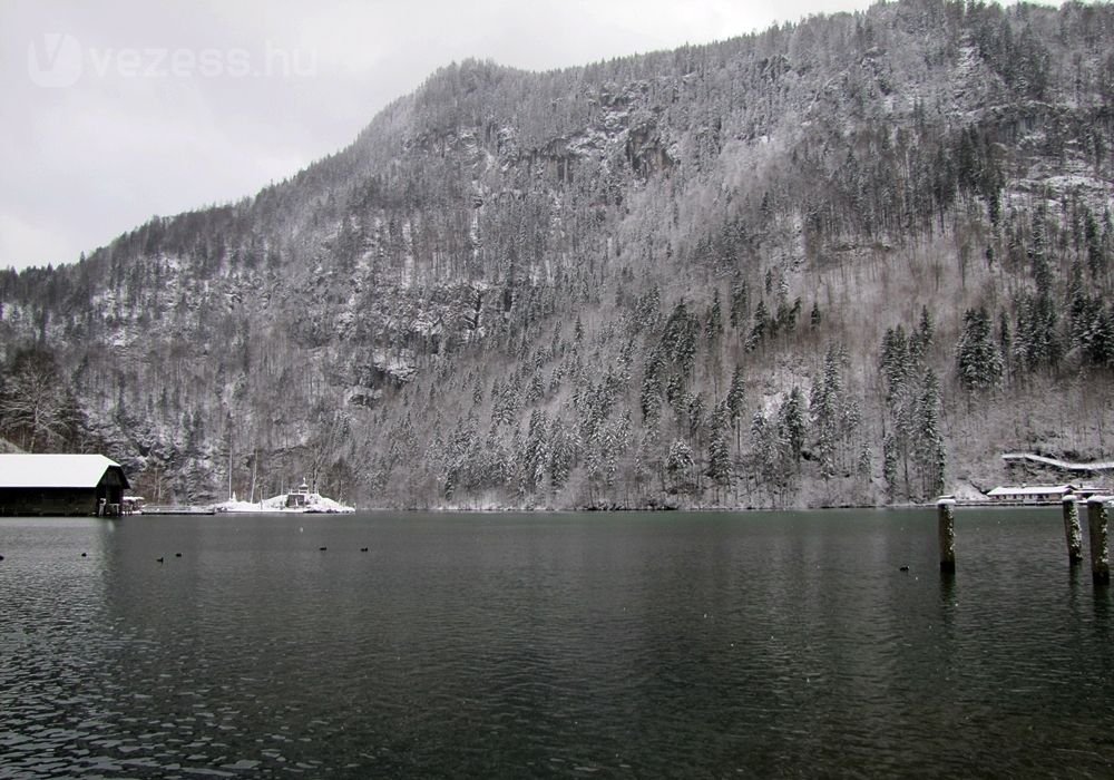 Schönau am Königsee télen is gyönyörű, ilyenkor a kezdő síelőknek ajánlott, de tavasszal és ősszel jókat lehet kirándulni és hajózni itt