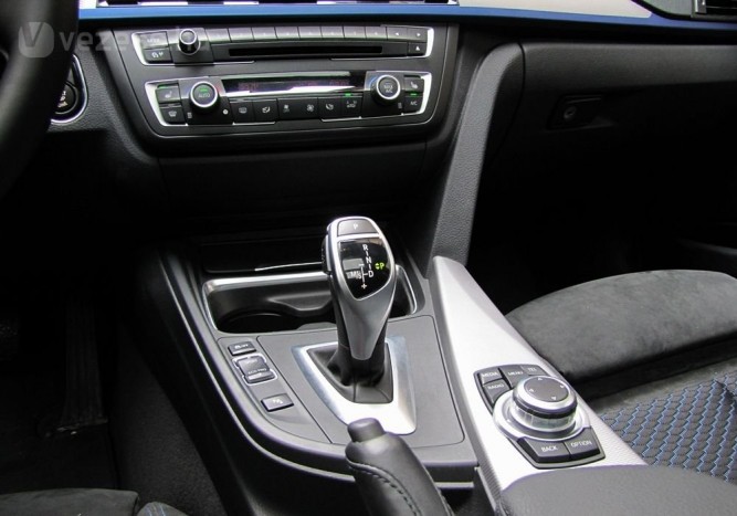 Nagyszerű sport-automata, jól kezelhető iDrive és szerencsére nem elektromos kézifék