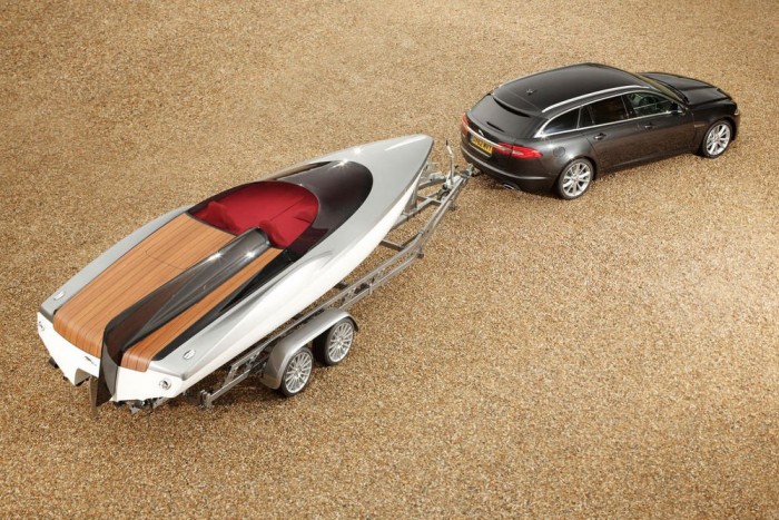 Jaguar Concept Speedboat. Az XF Sportbrake tavalyi premierjére tervezett tanulmányon visszaköszön a D-type aerodinamikai púpja. 