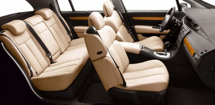 Elegáns fabetétek dobták fel a hatalmas belső teret