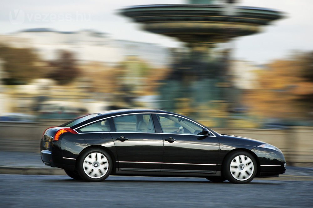 23 384 darab után szűnt meg tavaly a C6 gyártása. A Citroën legalább megpróbálta és a C6 nem lógott ki a felső kategóriából