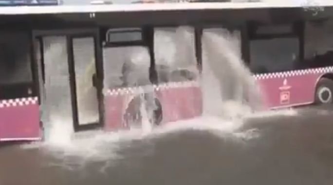 Elképesztő baleset – buszból szökőkút