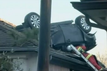 Autó fúródott a ház tetejébe