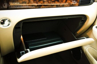 Tűzoltók szabadították ki a kesztyűtartóból