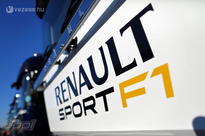F1: A Renault a jelenre is gondol 4