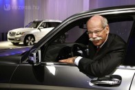 Dieter Zetsche, Daimler, 2 milliárd 396,1 millió Ft. A rozmárbajszú menedzsernek félmillió euróval kevesebbet fizetett a Mercedes-Benz anyavállalata, mint tavaly. Zetsche (és a teljes igazgatóság) bónusza az el nem ért a profitcélok miatt csappant meg, de a menedzser elmúlt éves összjövedelme így is eléri a 8,15 millió eurót